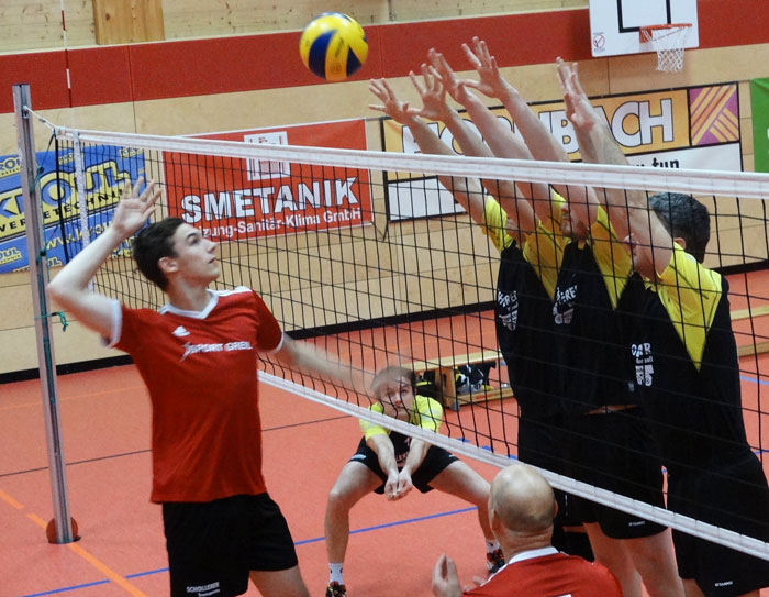 Volleyballspiel mit den Herren der Wilden Wespen