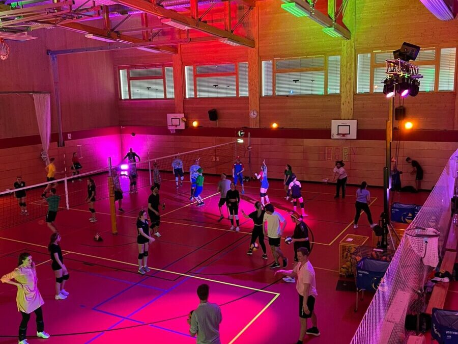 Volleyball-Discoturnier der Wilden Wespen Steinach brachte die Halle zum Beben